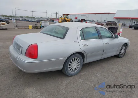 2004 Lincoln Town Car Signature из США, поврежденный, VIN 1LNHM81W74Y638077